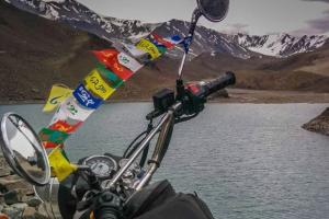 लोग क्यों लगाते हैं बाइक में तिब्बती झंडे? जानिए इधर 