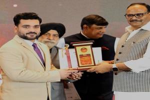 जौनपुर : युवा अस्थि रोग विशेषज्ञ डॉ रॉबिन सिंह को उपमुख्यमंत्री ने किया सम्मानित