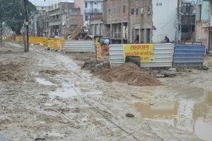 अयोध्या : महज 4 मिलीमीटर हुई बारिश से रामपथ पर पसरा कीचड़, जल निकासी भी अवरुद्ध