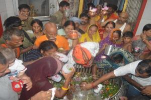 अयोध्या: सावन के चौथे सोमवार को नागेश्वरनाथ मंदिर में जलाभिषेक को उमड़े श्रद्धालु