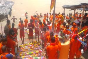 शिवालयों में जलाभिषेक : गंगा घाट पर पर जल भरने के लिए पहुंचे कांवड़िया 