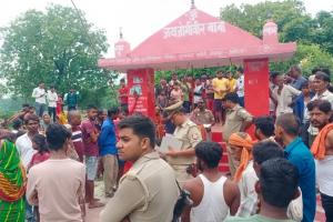 अयोध्या: मंदिर के प्रवेश द्वार पर फंदे से लटकता मिला किशोरी का शव, गांव में हड़कंप