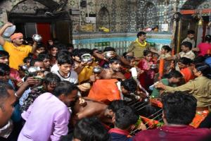 बाराबंकी: श्रावण मास के द्वितीय सोमवार को लोधेश्वर महादेवा मंदिर में जलाभिषेक को उमड़ा सैलाब