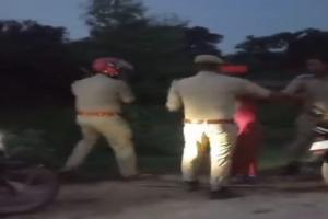 बहराइच: जान चली जायेगी, लेकिन पुलिस की गाड़ी पर नहीं बैठेंगे, एसआई ने पुजारी को बीच सड़क पर लाठियों से पीटा, देखें Video
