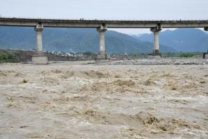 हल्द्वानी: मिट्टी धंसने से गौला पुल पर मंडराया खतरा 