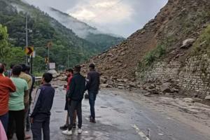 Badrinath Highway: मलबा आने से अवरुद्ध मार्ग को आवाजाही के लिए खोला, अभी भी पत्थर छिटकने की आहट
