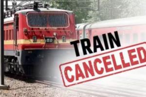 शाहजहांपुर: ट्रेनें निरस्त होने से यात्री हुए परेशान