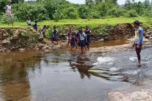 गरमपानी: नदी की लहरों से लड़कर विद्यालयी शिक्षा ले रहे नौनिहाल