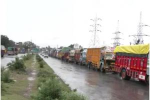जम्मू में भारी बारिश, जम्मू-श्रीनगर राष्ट्रीय राजमार्ग पर यातायात ठप