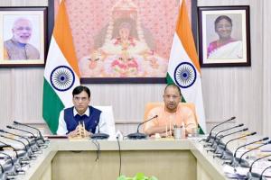 लखनऊ: केंद्रीय मंत्री मांडविया ने की समीक्षा बैठक, यूपी सरकार की स्वास्थ्य योजनाओं का देखा प्रेजेंटेशन