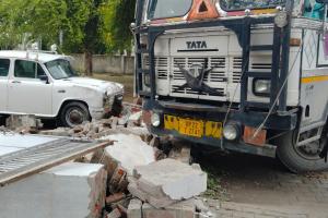 शाहजहांपुर: पीडब्ल्यूडी मंत्री जितिन के आवास में दीवार तोड़कर घुसा कंटेनर