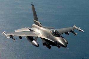 खाड़ी क्षेत्र में ईरान से जहाजों की रक्षा करने के लिए एफ-16 लड़ाकू विमान भेज रहा अमेरिका 