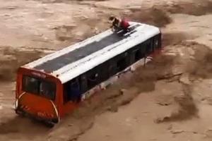 VIDEO : नदी के तेज बहाव में फंस गई बस, यात्रियों में मची चीख-पुकार...किया जा रहा है रेस्क्यू 
