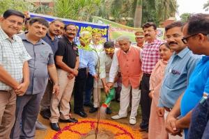 मनरेगा में काम करने वालों को खेतों में पौधे लगाने को प्रेरित करें : डॉ. अरुण कुमार