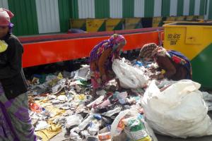 केरल में प्लास्टिक कचरा बीनने वाली महिलाओं ने जीता 10 करोड़ रूपये का जैकपॉट 