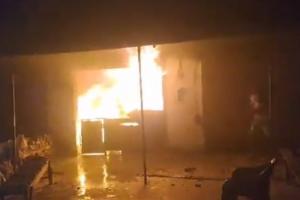 Fatehpur Fire : इलेक्ट्रॉनिक दुकान में लगी आग, धू-धू कर जला सामान, तीन लाख से अधिक का नुकसान