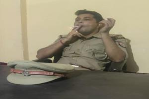 अलीगढ़: नशेबाज दारोगा ने पुलिस चौकी को बनाया नशे का अड्डा, सिगरेट पीते फोटो वायरल
