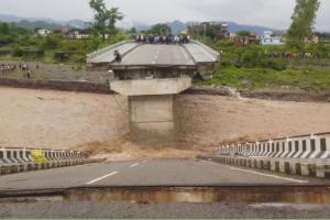 Uttarakhand Weather: बारिश ने बरपाया कहर, कोटद्वार में मालन पुल टूटा, कई गांव का संपर्क कटा
