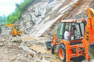 Uttarakhand Weather: अगले तीन दिन तक बारिश की संभावना, दो राष्ट्रीय राजमार्ग सहित 239 सड़कें बंद