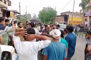 रामपुर : हरी मिर्च खरीदने से व्यापारी ने किया मना तो किसानों ने व्यापारी को लात-घूंसों से पीटा, देखिए  VIDEO