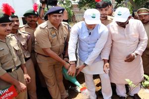 मुरादाबाद : प्रभारी मंत्री ने रुद्राक्ष का पौध रोपकर किया पौधरोपण अभियान का आरंभ