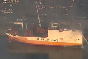 अमेरिका में मालवाहक जहाज में लगी आग में 2 दमकलकर्मियों की मौत, 5 घायल 