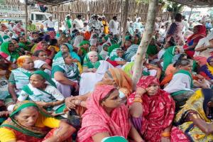 लखनऊ: महापंचायत कर किसानों ने भरी हुंकार,  पहुंचे अधिकारी, आयुक्त कार्यालय कूच करने से रोका