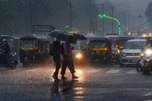 लखनऊ: भीषण जाम के बीच रेंगती रही राजधानी, बारिश व जलजमाव के कारण दिन भर रही जाम की स्थिति