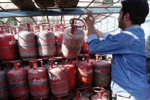 रुद्रपुर: छापेमारी में जब्त किए 27 घरेलू गैस सिलेंडर