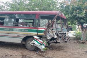 रायबरेली: रोडवेज बस ने डीसीएम में पीछे से मारी टक्कर, बस चालक की हुई मौत 
