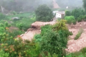 ब्रेकिंग -  हल्द्वानी: रामगढ़ के हली में मचा हडकंप, मकान सहित आधा दर्जन मवेशी आए मलबे की चपेट में