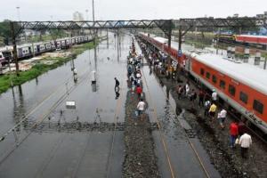 जलभराव के कारण पिछले कुछ दिनों में 300 से अधिक मेल और एक्सप्रेस, 406 पैसेंजर ट्रेन रद्द 