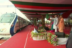 Vande Bharat: PM Modi ने गोरखपुर रेलवे स्टेशन से दो वंदे भारत ट्रेनों को हरी झंडी दिखाकर किया रवाना 