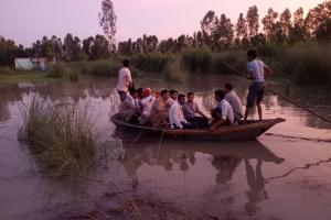 बदायूं: गंगा में आई बाढ़ से बिगड़ रहे हालात, सहसवान के कई गांव बने टापू 