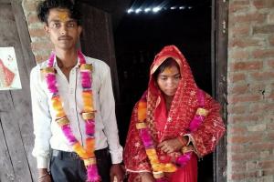 रामपुर : ईंट भट्ठे पर हुआ प्यार चढ़ा परवान, निशा अंसारी से निशा मौर्या बनी युवती...रचाई शादी