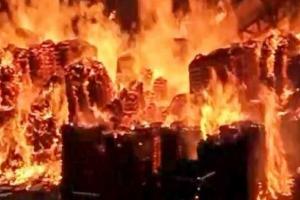 जसपुर:  पुराने टायरों को गला कर तेल निकालने वाली फैक्ट्री में लगी आग 
