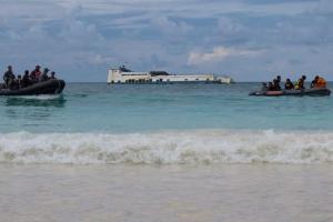 सुलावेसी द्वीप के पास इंडोनेशिया की नौका पलटने से कम से कम 15 लोगों की मौत, 19 अन्य लापता 