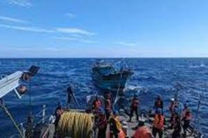 भारतीय नौसेना ने बंगाल की खाड़ी में फंसे 36 मछुआरों को बचाया 