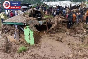 हिमाचल में बारिश का कहर जारी, कई शहरों में घर और गाड़ियां पानी में बहे, सड़कें और हाइवे क्षतिग्रस्त