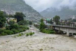 आफत की बारिश: हिमाचल में 50 से ज्यादा लोगों की मौत, कई जिलों में रेड अलर्ट जारी, एनडीआरएफ की 14 टीमें तैनात