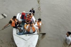 भारी बारिश से गुजरात के कई इलाकों में बाढ़ जैसे हालात, एनडीआरएफ और एसडीआरएफ की टीमें लोगों को बचाने में जुटीं 