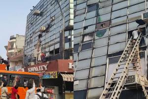 दिल्ली: OYO होटल में लगी आग, कांच का शीशा तोड़कर फंसे लोगों को निकाला बाहर