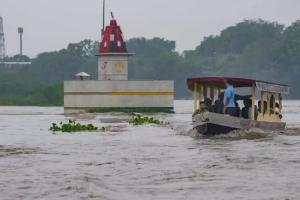 दिल्ली: यमुना का जलस्तर 206 मीटर के पार, बाढ़ संभावित क्षेत्रों से लोगों को निकालने का काम शुरू