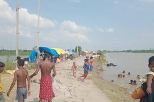 मिर्जापुर/शाहजहांपुरः गंगा की बाढ़ से नहीं सुधर रहे हालात, सड़कों पर रहने को मजबूर लोग