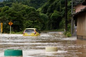 जापान में भारी बारिश से बाढ़ और भूस्खलन, छह लोग लापता 