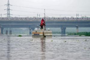 देशभर में बारिश का कहर जारी, दिल्ली में यमुना का जलस्तर खतरे के निशान के पार 