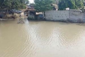 कासगंज में बेकाबू हुई गंगा की धार, सड़कों को पार कर गांव की आबादी में घुसा पानी