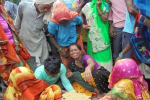 रामपुर : डंपर से कुचलकर किसान की मौत, गुस्साए ग्रामीणों ने लगाया जाम...पुलिस से तीखी नोंकझोक