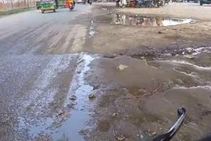 बरेली: नाथनगरी में कांवड़ियों की राह में रोड़े, जगह-जगह टूटी सड़कें और जलभराव 
