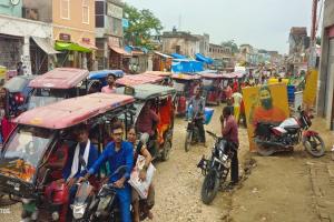 जाम से कराह रही अयोध्या: ई रिक्शा चालकों के मनमानी से ध्वस्त हुई यातायात व्यवस्था